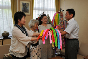 （写真）久嶋市長から折り鶴を受け取る市民代表の方々