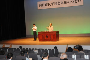 （写真）講演を行う映画監督の中山さん