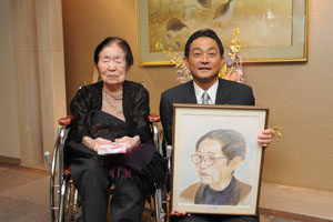 （写真）今年度、100歳を迎えられる大橋絢子さんに記念品を贈呈する久嶋市長