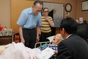 （写真）109歳を迎えられた桐山志那さんに記念品を贈呈する久嶋市長