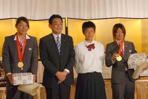 （写真）左から江本選手、久嶋市長、小西主将（京都西山高）、狩野選手