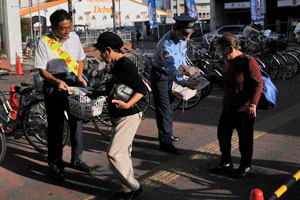 （写真）交通安全を呼びかけ、チラシを配る久嶋市長と寺井向日町警察署長