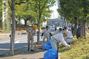 （写真）公園周辺の清掃活動を行うシルバー人材センターの会員の皆さん