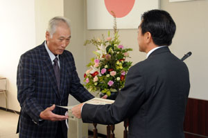 （写真）受賞者に表彰状を手渡す久嶋市長