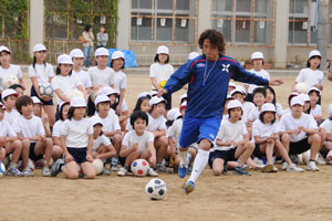 （写真）生徒らの前でフリーキックを行う元五輪代表の遠藤さん