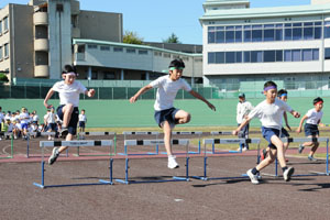 （写真）50メートルハードルに挑戦する生徒