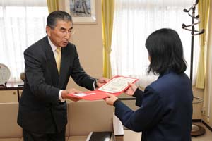 （写真）千代田健康開発事業団の担当者から表彰状が市の担当者に手渡されました
