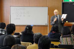（写真）人権研修会で講演する佐賀枝夏文さん