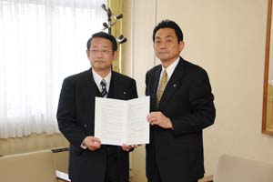 協定書を交わした村田代表取締役社長（写真左）と久嶋市長