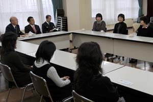 （写真）久嶋市長、内藤署長らと意見交換をする女性防火推進員
