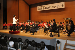 （写真）合同ステージで演奏を行う西山高校と寺戸中学校の吹奏楽部員