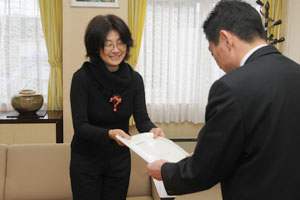 (写真)久嶋市長に第2次向日市男女共同参画プラン（案）を手渡す竹井会長