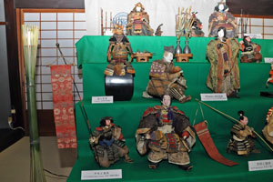 （写真）富永屋で飾られた武者人形