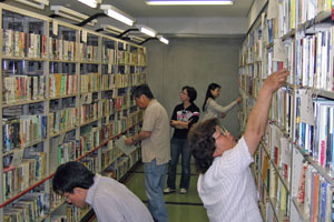 （写真）書庫に入って、本を閲覧する参加者