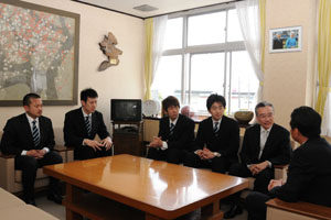 （写真）京都ハンナリーズと市長、談話風景