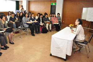 （写真）講師の話に熱心に耳を傾ける参加者たち