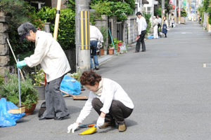 （写真）市民が家の近所を清掃している様子