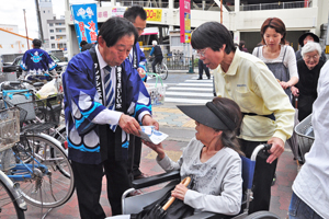 （写真）水道週間の広報活動をサティ前で行う和田副市長