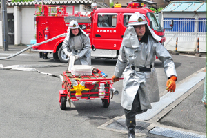 （写真）消防団分団合同訓練を実施している様子