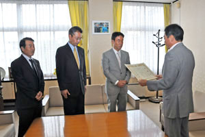 （写真）オムロンヘルスケア株式会社に感謝状を贈る久嶋市長