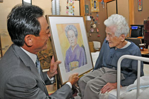 （写真）100歳を迎えられた北村ヨシコさんをお祝いする久嶋市長