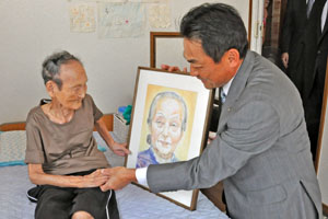 （写真）100歳を迎えられた中野喜代子さんをお祝いする久嶋市長