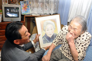 （写真）100歳を迎えられた石田スミさんをお祝いする久嶋市長