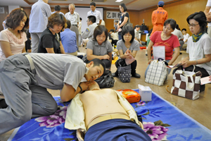 （写真）「乙訓救急フェア」でAEDを使った救急蘇生の講習を受ける参加者