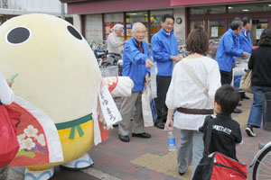 （写真）国民文化祭・京都2011の開幕400日前をPRする久嶋市長ら