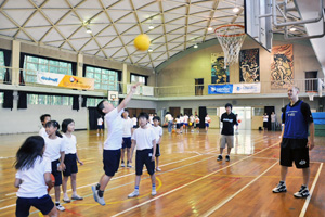 （写真）プロバスケットボール選手による小学生を指導の様子