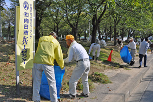 （写真）市民ふれあい広場周辺で清掃活動しているシルバー会員