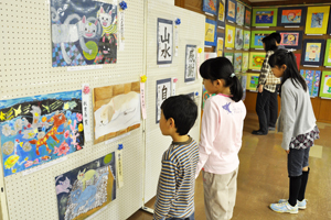 （写真）第14回MOA美術館向日市児童作品展をみる参加者の様子