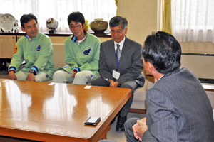 （写真）久嶋市長に全国障害者スポーツ大会優勝を報告している当間さん