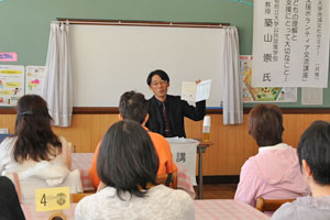 （写真）築山さんの講演に、参加者たちは熱心に聞き入りました。