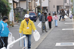 （写真）第4向陽小学校の周辺道路でごみを拾う参加者