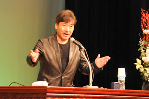 （写真）いきいきフォーラムで講演する鈴木光司さん