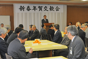 (写真)新春年賀交歓会であいさつをする区長会会長の安田忠和さん