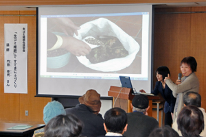 (写真)「カドタ式」土のう袋堆肥講習会の様子