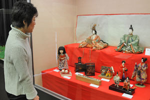(写真)文化資料館では古今雛や市松人形などが飾られています。