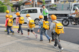 （写真）児童の通学の様子を確認