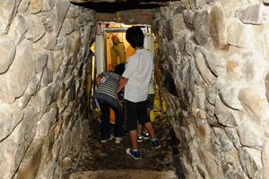 （写真）石室を覗き込む児童ら