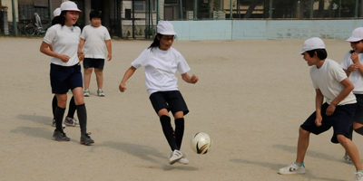 （写真）サッカーゲームを楽しむ児童ら
