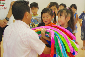 （写真）久嶋市長へ折り鶴を手渡す子どもたち