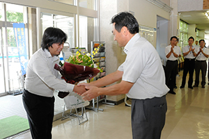 （写真）市長と握手をする齊藤さん