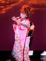 （写真）ステージで歌う叶麗子さん