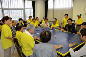 （写真）卓球バレーを楽しむ参加者