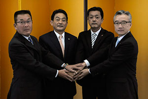 （写真）調印を終え、握手をする久嶋市長ら