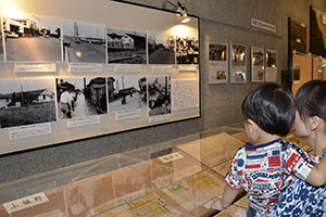 （写真）昭和40年代の写真を見る入場者