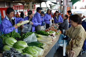 （写真）新鮮な野菜の販売
