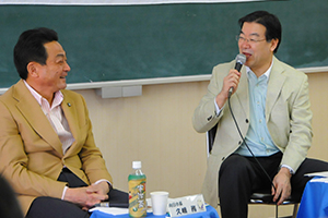 （写真）山田啓二京都府知事と久嶋務向日市長が会場からの質問に答えました